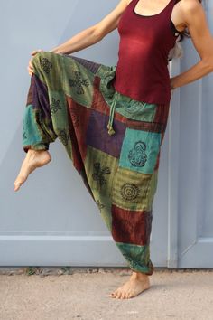 Loose-fitting harem pants in patchwork style with a beautiful color combination and a low-cut crotch for ultimate freedom of movement. The front was printed using a traditional block print process with wooden stamps of various Nepalese symbols of luck, making it a real eye-catcher. Two side pockets make the airy Goa pants a practical companion in everyday life, at festivals or on trips Both the waistband and the length can be flexibly adjusted thanks to the elastic waistband at the hem and ankles. There is also a drawstring at the upper waistband. Each pair of trousers is hand-sewn and unique in terms of color. Therefore, slight color deviations from the image material are possible. One size (S-XL) - Waist size (stretchable): 30 cm-55 cm - Length: 106cm *Material: 100% cotton TIP: Before w Harem Pant, Wooden Stamps, Beautiful Color Combinations, A Train, Goa, Low Cut, Trousers Women, Block Print, Color Combinations