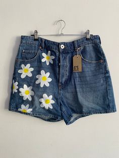 Hand painted vintage Levi shorts size uk 12 Vintage Levi Shorts, Short Jeans, Painted Jeans, Levi Shorts, Baby Shorts, Vintage Levis, Vintage Jeans, Vintage Denim, Concert Outfit