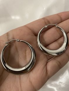 𝐒𝐭𝐚𝐢𝐧𝐥𝐞𝐬𝐬 𝐬𝐭𝐞𝐞𝐥 * 𝐭𝐚𝐫𝐧𝐢𝐬𝐡 𝐫𝐞𝐬𝐢𝐬𝐭𝐚𝐧𝐭 *  These essential silver hoops will go with every outfit! These are classic yet have a modern feel, they are the perfect addition to your everyday jewellery collection 🤍 * stainless steel plated with sterling silver * non tarnish and waterproof  * length: 40mm * Light enough for everyday use  * weight: 6g per hoop The hoops are beautiful wrapped up in tissue paper, sealed with a branded sticker, then gifted in a complimentary cu Real Silver Earrings, Trendy Stainless Steel Huggie Hoop Earrings, Silver Stainless Steel Hoop Earrings For Everyday, Trendy Stainless Steel Hoop Earrings For Everyday, Small Hoop Stainless Steel Silver Earrings, Trendy Small Hoop Stainless Steel Earrings, Silver Stainless Steel Hoop Earrings, Small Silver Stainless Steel Hoop Earrings, Everyday Silver Stainless Steel Hoop Earrings