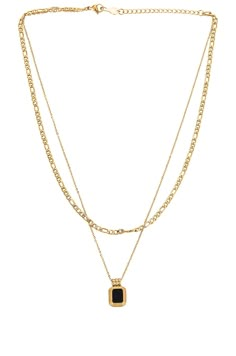 Double layered necklace that is easy and perfect for everyday wear. 22K Gold plated over brass 16" length Figaro Chain/Onyx or pearl pendant Water/Tarnish resistant Jewelry is final sale Robin Necklace, Double Necklace, Onyx Pendant, Black Jewel, Black Onyx Necklace, Jewel Necklace, Onyx Necklace, Gold Jewelry Necklace, Figaro Chain