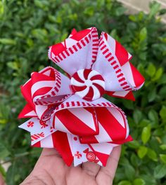 cute combination of white and red Christmas ribbons.  Allegator clip 75mm. Measure. 5 inch approx.  ribbons ends are heat sealed to prevent fraying. NOTE: please never leave small children unintended with hair bows , small parts can be a chocking hazard. feel free to ask a custom made bow. Life Script, Candy Hair, Handmade Candy