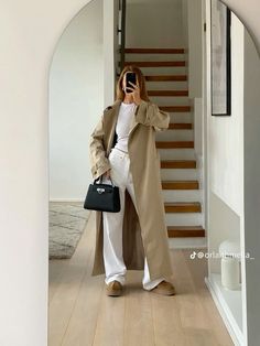 Winter Madrid Outfit, Boots Work Outfit, White Trench Coat Outfit, Uggs Outfits, White Jeans Outfit, Outfit Work, Outfits Classy, Uggs Outfit, Cold Outfits