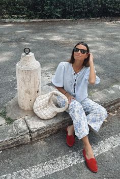 Radical Chic, Rome Outfits, Trendy Outfit Inspo, Mum Fashion, Womens Fashion Inspiration, Red Shoes, Boho Chic Fashion, European Fashion