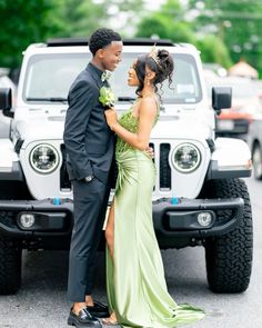 Prom Outfits For Couples Black, Hoco Picture Ideas Couple, Prom Ideas Couples, Black Matric Dance Dresses, Couples At Prom, Prom With Boyfriend, Black Prom Couple, Prom Outfits Couples, Prom Colors For Couples