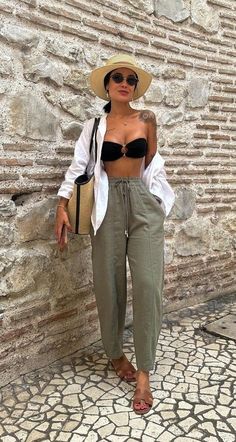 Women Cancun Outfits, Albania Outfit Ideas, Holiday Wear For Women Summer, Hawaii Outfit Inspo Summer, Neutral Vacation Outfit, Vacation Excursion Outfits, Majorca Outfit, Palm Springs Outfit Summer, Looks Cancun