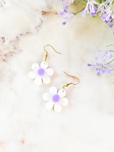 dainty Y2K/90s cottagecore vibe trendy lavender daisy earrings. Spring/Summer fashion. Spring Board, 90s Cottagecore, Resin Earring, Earring Inspiration, Y2k Accessories, Warm Weather Outfits, 90s Aesthetic, Daisy Earrings, Earrings Inspiration