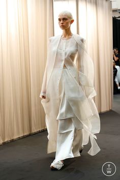 Tagwalk: The Fashion Search Engine Vogue Runway 2023 2024, Vogue Runway 2024, Futuristic Fashion, Spring Summer 2024, Spring 2024, Mode Inspiration, White Fashion, Summer 2024, Traditional Dresses