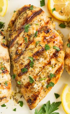 Grilled Greek Lemon Chicken - this is one of my favorite ways to make chicken! So flavorful and delicious!! Greek Chicken Marinade, Half Chicken, Greek Lemon Chicken, Doner Kebab, Grilled Chicken Recipes, God Mat, Cooking Classy, Chicken Marinades