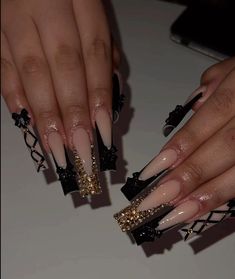 Baddie Nails Black And Gold, Black And Gold Acrylic Nail Designs, Black And Gold Square Nails, Black Quince Nails, Long Black Nails, Acrylic Nail Designs Classy, Quinceanera Nails, Bday Nails