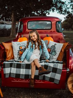 Fall Truck Bed Photoshoot, Red Truck Fall Pictures, Truck Bed Fall Photoshoot, Old Truck Fall Photoshoot, Fall Truck Photoshoot, Old Truck Photo Shoot, Pumpkin Photography, Family Holiday Pictures, Fam Photos