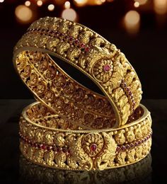 Broad Bangles Gold, Gold Jewelry Prom, Wedding Jewellery Designs, Indian Wedding Jewelry Sets, Gold Bangles For Women, New Gold Jewellery Designs, Gold Bangle Set, Bangles Gold