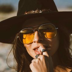 Yellow glasses, chapéu, anel Coachella Vibes, Glasses Outfit, Inspirational Sayings, Only Girl, Stylish Sunglasses, Retail Therapy, Instagram Inspiration, Outfit Casual