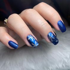 Royal Blue Christmas Nails, Blue Christmas Nail Designs, Christmas Nail Ideas, Nails Dip, Winter Sparkle, Silver Snowflakes, Dipped Nails