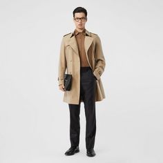 The Chelsea Heritage Trench Coat Luxury Business Outerwear, Masculine Formal Outerwear For Fall, Masculine Formal Fall Outerwear, Formal Masculine Fall Outerwear, Masculine Long Sleeve Business Outerwear, Trench Coats For Men, Burberry Gifts, Rounded Shoulders, Leather Zip Pouch