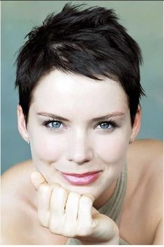 Super Short Pixie, Trendy We Fryzurach, Super Short Haircuts, Pixie Haircut Styles, Haircut Styles For Women, Really Short Hair, Trendy Short Haircuts