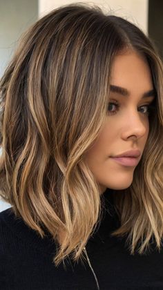 Lob Haircuts with Balayage Collar Bone Haircuts, Caramel Lob, Haircuts With Balayage, Lob Styling, Lob Haircuts, Chic Hairstyle, Hair Contouring, Textured Lob, Haircuts Ideas