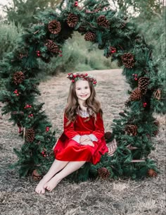 Christmas Park Photoshoot, Christmas Picture Set Up, Christmas Setup Photography, Teepee Christmas Photo Shoot, Simple Outdoor Christmas Photoshoot, Outdoor Christmas Photoshoot Ideas Family, Outdoor Christmas Minis, Christmas Minis Outdoor