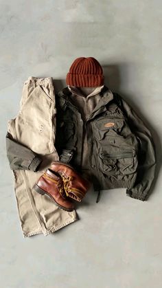 Woodworking Outfit, Mens Hiking Fashion, Granola Men, Hiking Outfit Men, Mountain Man Style, Hiking Fits, Hiking Clothes, Queer Fashion