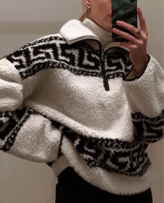 Apres Ski Outfit, Sweater Aesthetic, Fluffy Sweater, Black Christmas, Winter Fits, Fleece Sweater, Looks Style, Mode Inspiration, Fall Winter Outfits