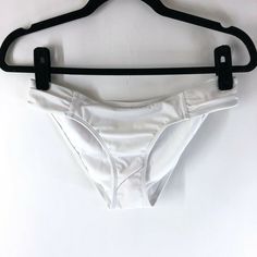 Lands End Bikini Bottom Stretch Ruched White Size S 6-8 New Without Tags! Waist: 14.5" Front Rise: 8" Comes From A Smoke Free Home. Feel Free To Ask Any Questions You May Have. Thanks For Looking! White Stretch Bottoms For Pool, White Beach Bottoms In Brief Style, White Beach Brief Bottoms, White Brief Bottoms For Beach, White Beach Bottoms, White Ruched Bottoms For Summer, White High Waist Tankini For Spring, White High-waist Tankini For Spring, White Stretch Bottoms For Beach Party