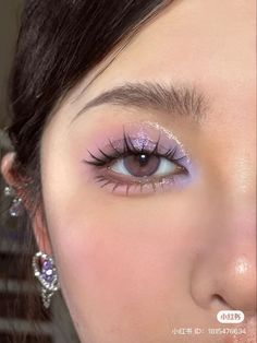 aesthetic ye makeup Eyeshadow Looks For Green Eye, Cute Purple Eye Makeup, Opal Eye Makeup, Eye Makeup Ideas Purple, Quince Makeup Ideas Natural Purple, Rapunzel Inspired Makeup, Fairy Makeup Purple, Enchanted Makeup Looks, Eye Makeup Concert