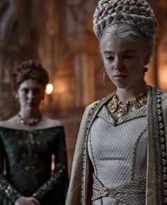 game of thrones season 3 episode 2 recaping the queen's dress