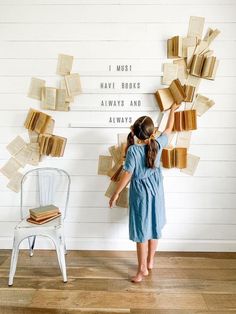 31 DIY Old Page Book Ideas How To Make A Book Arch, Homeschool Photoshoot, Diy Book Wall, Wall Letter Board, Book Wall Decor, Diy Letter Board, Book Backdrop, Books Wall, Wall Letter