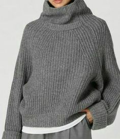 Minimalist Moda, Pullovers Outfit, Pullover Mode, Pullover Women, Trending Fashion Outfits, Knitted Poncho, 가을 패션, Knit Outfit