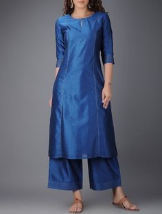 Plain Kurti Designs, Salwar Design, Silk Kurti Designs, Design Kurta, Kurta Patterns, Churidar Designs, Silk Kurti, Simple Kurta Designs, Kurti Patterns