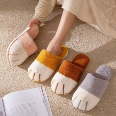 Shop Cat Paw Plush Slippers, designed to look like adorable cat paws. Non-slip, warm, and available in six colors. Perfect for a cute and cozy aesthetic! Kawaii Therapy, Plushies Kawaii, Bedroom Women, Best Slippers, Knitted Cat