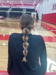 Cute Volleyball Hairstyles Long Hair, Ball Game Hairstyles, Hairstyles For Soccer Pictures, Pigtail Hairstyles Volleyball, Volleyball Hairstyles Low Ponytail, No Braid Volleyball Hairstyles, Non Braided Hairstyles For Sports, Cute Hairstyles Volleyball, Inverted Bubble Braid