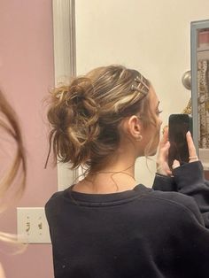 Curly Hair Messy Hairstyles, Curly Hairstyles Hair Clips, Curly Blonde Ponytail, Brown Curly Hair With Blonde Underneath, Messy Hair Down, Curly Brown Hair Hairstyles, Hair Styles Aesthetic 90s, Clips In Hair Aesthetic, Updo Outfits