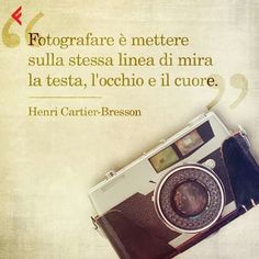 an old camera with the caption'fotografiare e metere sulla steessa linea di mira la testa loccio el cuore '