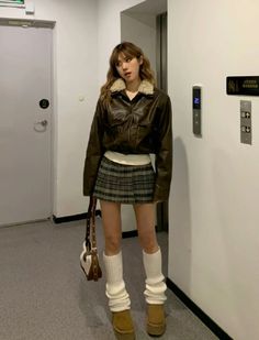 xiaohongshu ID: 499974068 | cute fashion outfit inspiration idea inspo downtown girl aesthetic Skirt Outfits Winter Aesthetic, Museums Outfit, Miniskirt Outfits Winter, Downtown Girl Aesthetic, Fall Outfits Y2k, 일본 패션, Winter Skirt Outfit, Miniskirt Outfits, Downtown Girl