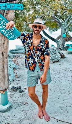 Summer Outfits Men Beach, Cool Shorts, Mens Summer Fashion Beach, Printed Shirts Men, Mens Printed Shirts, Mens Fashion Sweaters, Short Men Fashion, Mens Style Guide, Amazing Ideas