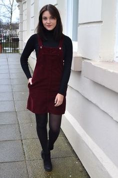 Corduroy Dress Outfit, Mode Style Anglais, Burgundy Dress Outfit, Pinafore Dress Outfit, Burgundy Outfit, Eyeliner Makeup, Mandala Tattoo Design, Winter Work, Winter Dress Outfits