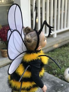 20 Easy DIY Kids Halloween Costume - RecipeMagik Toddler Bee Costume, Toddler Bumble Bee Costume, Baby Bee Costume, Bee Costume Diy, Bumblebee Halloween, Infant Costumes, All Black Halloween Costume, Diy Fantasia, Bumble Bee Costume