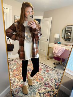 Clog Outfit Leggings, Clog Mules Outfit, Outfits With Clogs Fall, Womens Clogs Outfits, Mule Outfits Women, Clogs Outfit Winter, How To Style Clogs