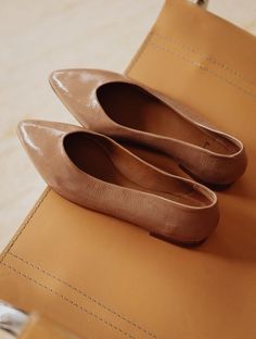 Alyssa Iced Mocha - Pointed toe ballerinas ballet flats in taupe patent leather Trendy Pumps, Types Of Sandals, Iced Mocha, Mocha Color, Jeweled Sandals, Wedge Loafers, Platform Clogs, Fashion Wishlist, Unique Shoes