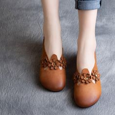 Closed way: set of feetSize: 35 36 37 38 39 40pattern: plainStyle: national stylePopular elements: shallow mouth flowersHeel height: low heel (1-3cm)Color classification: CAMEL,BROWN Size :35 22.50 cm/8.86''Size :36 23.00 cm/9.06''Size :37 23.50 cm/9.25''Size :38 24.00 cm/9.45''Size :39 24.50 cm/9.65''Size :40 25.00 cm/9.84'' Camel Shoes, Low Heel Flats, Tube Top Dress, Leather Flat Shoes, Handmade Flower, Round Toe Heels, Handmade Flowers, Womens Oxfords, Flat Shoes