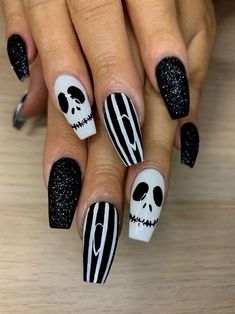 nails for hanging pictures Nail Designs Emo, Nails Halloween Short, Acrylic Nails Halloween, Festive Holiday Nails, Nightmare Before Christmas Nails, Quick Nail, Nail It, Long Nail Designs, Dots Nails