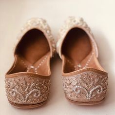 Extremely beautiful Rose Gold fabric jutti embellished with white beads and zardosi work. This jutti is truly a stunner and love at first site. PERFECT FOR WEDDINGS AND CELEBRATIONS!!Looking for more colors? Please check herehttps://www.etsy.com/in-en/listing/1034942709/custom-wedding-shoes-for-bride-redSPECIFICATIONS:•Upper/Panna -Rose Gold fabric embellished with beads and zardosi work•Back/Adda - Rose Gold fabric embellished with beads and zardosi work•Lining - Leather•Padding - Double Cushio Festive Embellished Closed Toe Flats, Festive Embellished Closed-toe Flats, Wedding Flats With Zari Work And Round Toe, Bollywood Style Festive Wedding Shoes With Round Toe, Wedding Flats With Dori Work, Festive Wedding Shoes With Handwork And Round Toe, Ankle-length Flats With Dori Work For Weddings, Handwork Closed Toe Wedding Flats, Bollywood Style Wedding Flats With Handwork