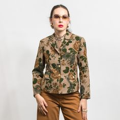 Vintage women's fitted blazer jacket in beige with floral pattern - lined - padded shoulders - material: no tag Size from the tag: 40 best fits women: M MEASUREMENTS shoulder to shoulder: 15.5 inches (39 cm) pit to pit: 19 inches (48 cm) length: 22.5 inches (57 cm) sleeve length from the shoulder seam: 22.5 inches (57 cm) The model is 5'9" (174 cm), measures 35-27-38 (90-69-96 cm) and typically wears clothing in size M CONDITION - 9/10 - The jacket in great pre-owned vintage condition. Fitted Blazer Jacket, Floral Blazer, Fitted Blazer, Womens Blazers, Fall Jackets, Tailored Jacket, Style Expert, Blazer Suit, Blazer Jacket