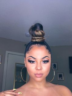 Top Knot Bun African American, Big Curls For Long Hair, Chignon Simple, High Buns, Black Hair Bun, Blonde Bun, Vacation Hair, 2024 Hairstyles, High Bun Hairstyles