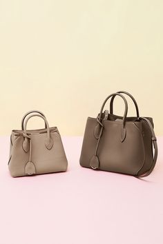 公式オンラインショップにて 予約販売をしております。 ㅤ 大人気のMia Tote Bag(ミア トート バッグ)よりミニマルサイズが仲間入り。 サイドのボタンの開閉で2タイプのシルエットをお楽しみいただけます。 数量限定販売のため、ぜひこの機会にお買い求めください！ ㅤ #bonaventura #ボナベンチュラ ㅤ #bag #miatotebag #minimiatotebag #leather #shurankenleather #perlingerleather #leatherbag #greige #etoupe #sakurapink #バッグ #ミアトートバッグ #ミニミアトートバッグ #レザー #シュリンクレザー #レザーバッグ #ボナベンチュラのバッグ #グレージュ #エトープ #サクラピンク Tote Bag