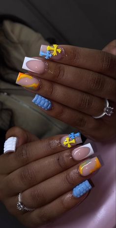 Acrylic Nails Short Design Art Ideas, Cute Short Nail Sets Black Women, Nail Designs For Black Girls Style, Nails Acrylic Trendy 2023, Nail Designs To Do On Yourself, Mid Length Nail Ideas, Orange Birthday Outfits Black Women, Short Cute Birthday Nails, Under Nail Design