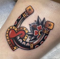 a tattoo on the leg of a woman with a heart and letter c in it