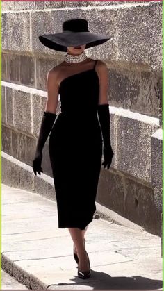 The complete Carolina Herrera Resort 2020 fashion show now on Vogue Runway. Dresses 1950s, Elegant Outfit Classy, Chique Outfits, Vintage Black Dress, Shoulder Stretch, Cocktail Dress Vintage, فستان سهرة, Vestidos Vintage, Hollywood Glam