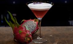 Pomegranate Martini Recipe, Summer Martinis, Dragon Fruit Drink, Healthy Cocktail Recipes, Pomegranate Martini, Colourful Christmas, Healthy Cocktails, Martini Recipe, Martini Recipes