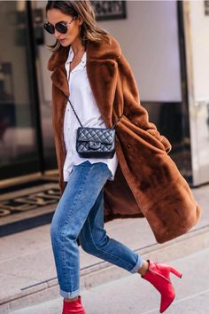 Look Jean, Mode Casual, Looks Street Style, Street Style Winter, Looks Chic, Mode Inspiration, Red Shoes, Fall Winter Outfits, Fashion Street